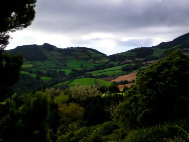 Sao Miguel Adası 'nın tipik manzarası. Yeşil tepeler ve yağmurlu hava. Azores 'in saf egzotik ve güzel doğası..