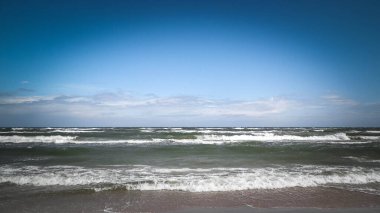 Baltık Denizi 'nin nefes kesici manzarası. Fırtına yaklaşıyor. Gökyüzünde boşluk kopyala.