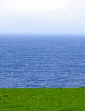 Atlantik Okyanusu 'nun nefes kesici manzarası. Fırtına yaklaşıyor..
