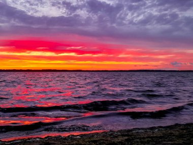 Baltık Denizi üzerinde gün doğumu ya da gün batımı. Doğanın güzelliği.