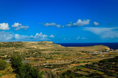 Marfa Yarımadası manzarası. Malta 'nın kuzeyi.
