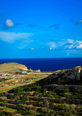 Marfa Yarımadası manzarası. Malta 'nın kuzeyi.