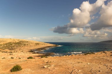 Çöl, Malta 'nın kıyı bölgesi. Marfa Yarımadası. Akdeniz.