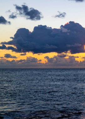 Şok edici bir gün batımı ya da Akdeniz semalarında gün doğumu. Malta Marfa Yarımadasının güzel doğası.