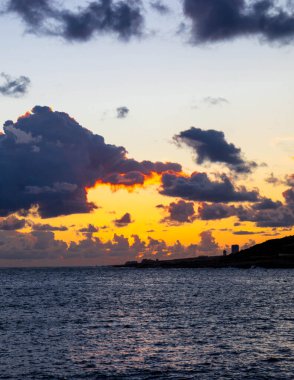 Akdeniz üzerinde güzel gün doğumu veya gün batımı gökyüzü.