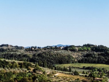 Tepeler, tarlalar ve çayırlar - tipik Toskana manzarası, İtalya. Seyahat, doğa ve tarım kavramı. Güneşli bir sonbahar günü, İtalya 'da tatiller. Boşluğu kopyala.