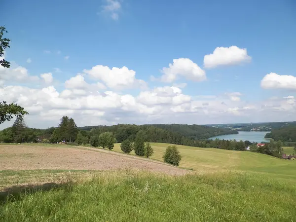 Tepeler, çayırlar ve güzel Ostrzyckie Gölü, Kashubia, Polonya manzarası..