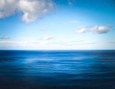 Atlantik Okyanusu 'nun çarpıcı manzarası. Gökyüzünde boşluk kopyala.