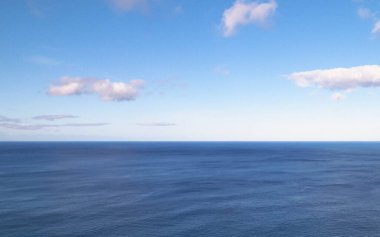 Atlantik Okyanusu 'nun çarpıcı manzarası. Gökyüzünde boşluk kopyala.