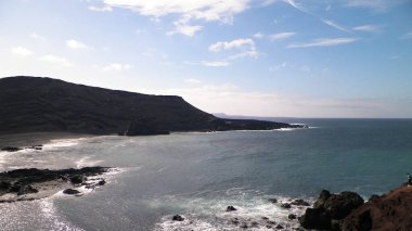El Golfo plajındaki uçurumlar. Lanzarote Adası. Popüler turistik cazibe.