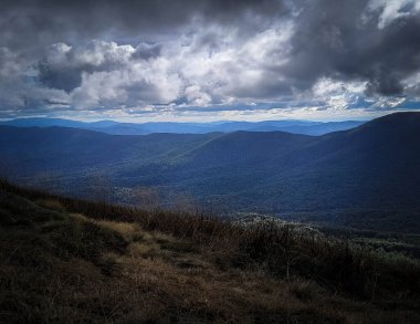 Bieszczady 'de fırtına geliyor. Karpatlar. Doğanın güzelliği.