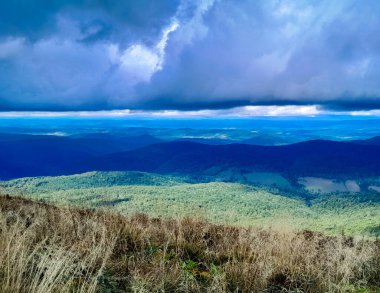 Dağın tepesinden Bieszczady 'nin güzel manzarası. Dağ turizmi.