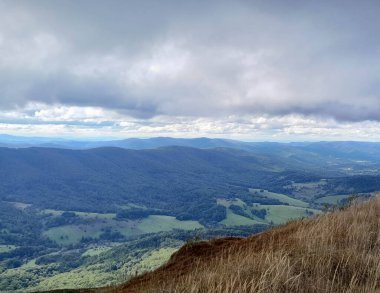 Dağın tepesinden Bieszczady 'nin güzel manzarası. Dağ turizmi.