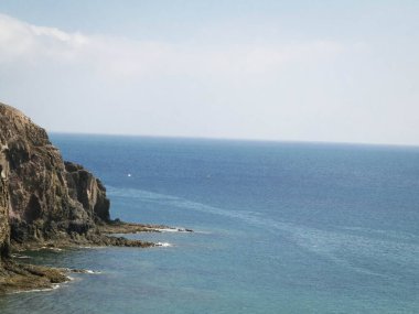 Lanzarote Adası 'ndaki kayalar. Doğanın güzelliği. Seyahat kavramı.