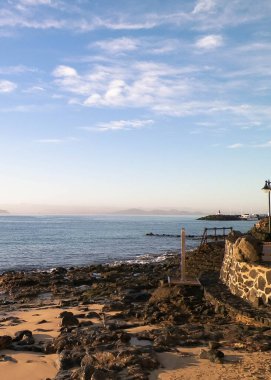 Playa Blanca plajından okyanus manzarası, Lanzarote Adası, Kanarya takımadaları. Doğanın güzelliği.