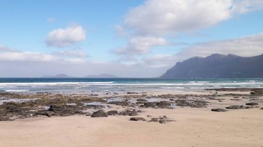 Lanzarote adasındaki Caleta de Famara plajı. Kanaryalar. Sörfçüler arasında ikonik bir yer.
