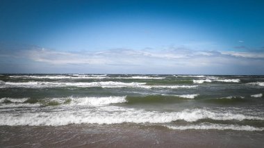 Baltık Denizi. Boşluğu mavi gökyüzünde kopyala.