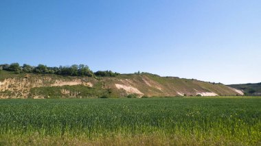 Maden bölgesindeki çakıl ocağı. Kuzey Polonya. Gökyüzündeki boşluğu kopyala. Doğal çevre keşfi kavramı.
