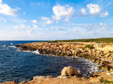Kıbrıs Rum Kesimi 'nin Coral Bay yakınlarındaki kıyı bölgesinde. Saf doğa..