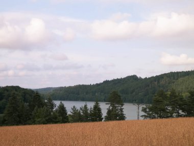 Wiezyca 'daki Ostrzyckie Gölü. Kuzey Polonya 'daki Kashubia Bölgesi yaz ve kış aylarında çok popüler bir turizm merkezidir..