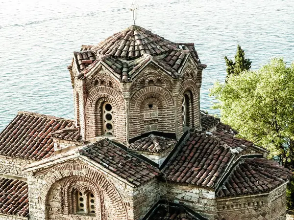 Kaneo 'daki Aziz John Manastırı. Mimarlık, turizm ve din kavramı. Kaneo 'daki Aziz John Kilisesi Ochrid Gölü kıyısındaki en karakteristik kiliselerden biridir..