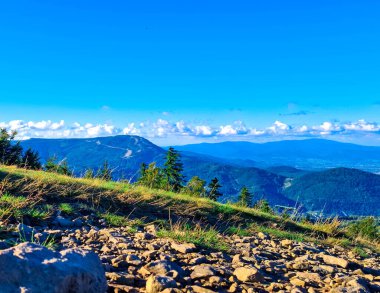 Polonya 'daki Beskides Dağları. Klimchok Dağı 'ndan görüntü.