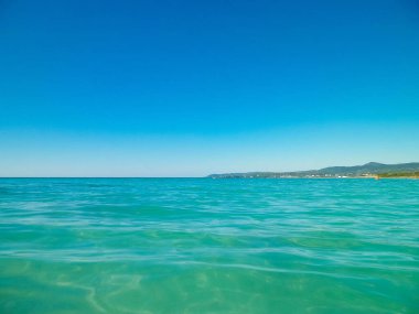 Mavi, şeffaf Tyrhenian deniz suyu mavi gökyüzü arka planında. Tatiller ve doğa konsepti. Boşluğu kopyala.