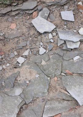 Yerdeki kayalar doğal bir arka plan. Boşluğu kopyala.