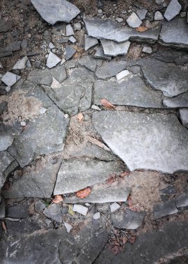 Yerdeki kayalar doğal bir arka plan. Boşluğu kopyala.