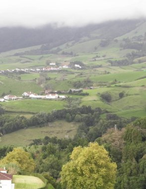 Azores 'in güzel doğası. Sao Miguel Adası 'ndaki küçük köyler ve derin doğal yeşil.