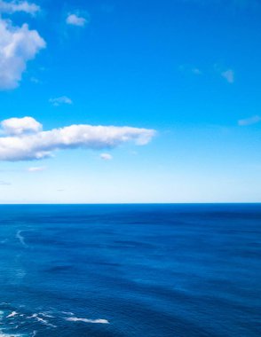 Atlantik Okyanusu 'nun çarpıcı manzarası. Gökyüzünde boşluk kopyala.