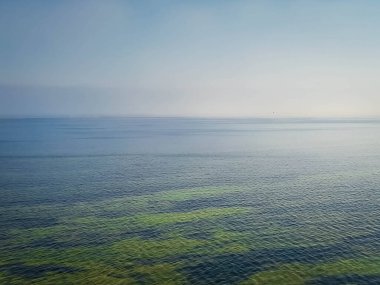 Baltık Denizi 'nin Pucka Körfezi' nin çarpıcı manzarası. Gökyüzünde boşluk kopyala.