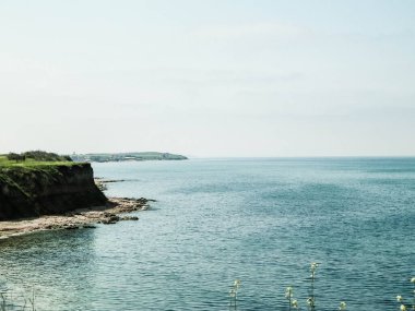 Karadeniz kıyılarındaki uçurumlar. Romanya 'nın Dobrogea bölgesinin Vama Veche kentindeki kayalıkların manzarası ve plajlar. Doğa ve seyahat kavramı.