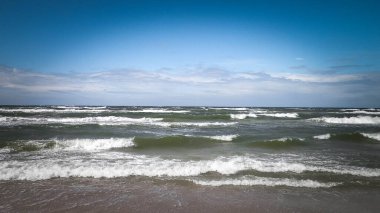 Baltık Denizi. Boşluğu mavi gökyüzünde kopyala.