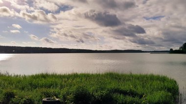 Wdzydzkie Gölü üzerinde kasvetli bir gökyüzü. Gelen yağmur.