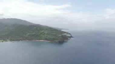 Bulutlu bir günde Malimbu Tepesi 'nin güzel hava görüntüleri, Lombok, Batı Nusa Tenggara, Endonezya - 124; Keindahan Bukit Malimbu Lombok saat cuaca cerah 4K drah