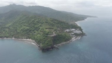 Bulutlu bir günde Malimbu Tepesi 'nin güzel hava görüntüleri, Lombok, Batı Nusa Tenggara, Endonezya - 124; Keindahan Bukit Malimbu Lombok saat cuaca cerah 4K drah
