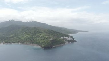 Bulutlu bir günde Malimbu Tepesi 'nin güzel hava görüntüleri, Lombok, Batı Nusa Tenggara, Endonezya - 124; Keindahan Bukit Malimbu Lombok saat cuaca cerah 4K drah