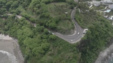 Bulutlu bir günde Malimbu Tepesi 'nin güzel hava görüntüleri, Lombok, Batı Nusa Tenggara, Endonezya - 124; Keindahan Bukit Malimbu Lombok saat cuaca cerah 4K drah