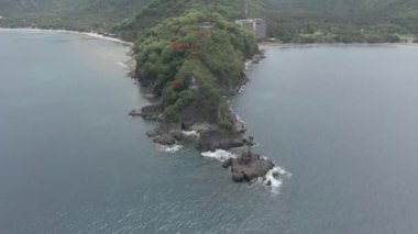 Bulutlu bir günde Malimbu Tepesi 'nin güzel hava görüntüleri, Lombok, Batı Nusa Tenggara, Endonezya - 124; Keindahan Bukit Malimbu Lombok saat cuaca cerah 4K drah