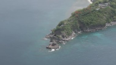Bulutlu bir günde Malimbu Tepesi 'nin güzel hava görüntüleri, Lombok, Batı Nusa Tenggara, Endonezya - 124; Keindahan Bukit Malimbu Lombok saat cuaca cerah 4K drah