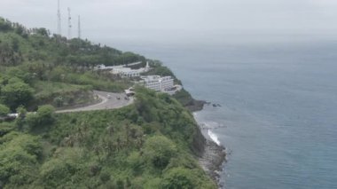 Bulutlu bir günde Malimbu Tepesi 'nin güzel hava görüntüleri, Lombok, Batı Nusa Tenggara, Endonezya - 124; Keindahan Bukit Malimbu Lombok saat cuaca cerah 4K drah