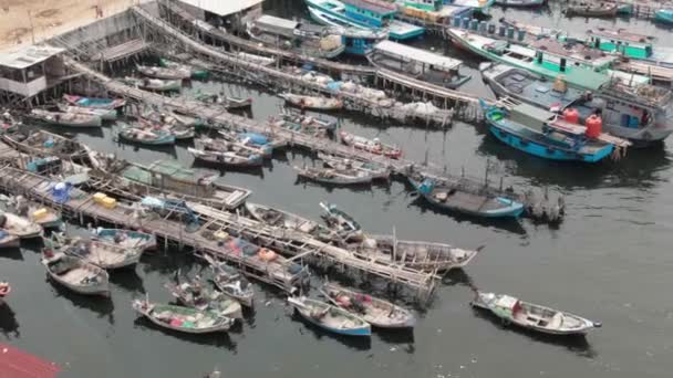 ケイリング タンジュンプリオク 北ジャカルタのスラムと密集した人口密集した地域の桟橋にドッキングされたボートの空撮映像 — ストック動画