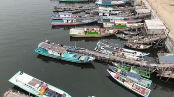 Filmagem Aérea Barcos Ancorados Cais Uma Favela Área Densamente Povoada — Vídeo de Stock