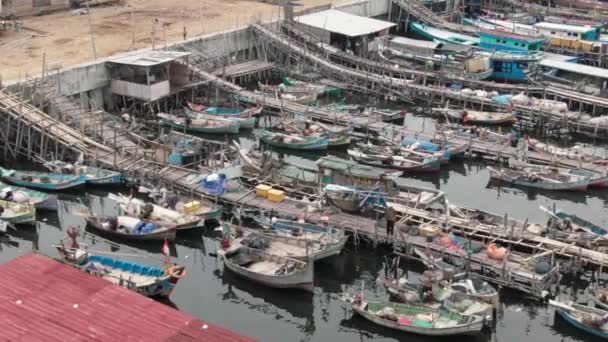 Aerial Footage Boats Docked Pier Slum Densely Populated Area Cilingcing — Stock Video