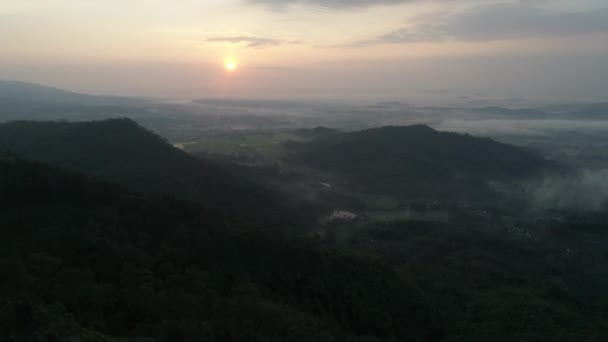 在印度尼西亚爪哇中部巴尼亚马斯 一个多云的早晨 空中拍摄到美丽的山景 — 图库视频影像