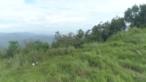 Luftaufnahmen Schöne Aussicht Auf Hügel Und Berge Einem Bewölkten Morgen — Stockvideo
