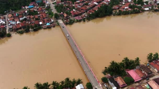 印度尼西亚南苏门答腊Musi Rawas Utara的村庄和居民住房被泛滥的河流淹没的空中录像 导致洪水淹没 — 图库视频影像
