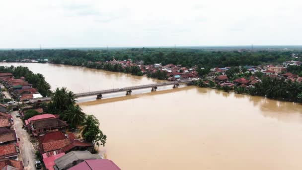 인도네시아 수마트라의 베이거스 사우스 수마트라에서 홍수로 홍수로 잠겨있는 마을과 주택의 — 비디오