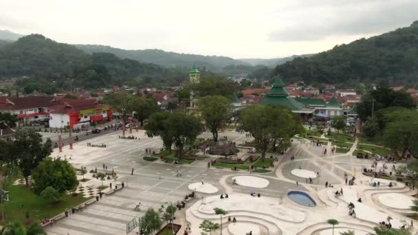 Filmagem Aérea Monumento Lingga Das Multidões Praça Sumedang Java Ocidental — Vídeo de Stock